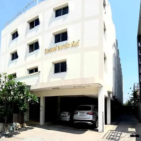 Jirapong Apartment